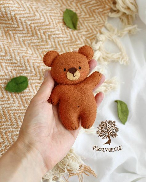 Felt Sewing Projects, Felt Teddy Bear, Felt Crafts Kids, Felt Toys Diy, Handmade Kids Toys, Bear Felt, Teddy Bear Wallpaper, Felt Gifts, Pinterest Diy Crafts