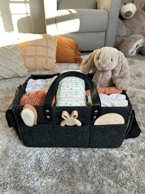 Corresponding to the photo good product. Baby Bag Essentials, Nappy Caddy, Baby Accesories, Baby Changing Station, Baby Essentials Newborn, Baby Room Organization, Caddy Bag, Baby Room Inspiration, Baby Equipment