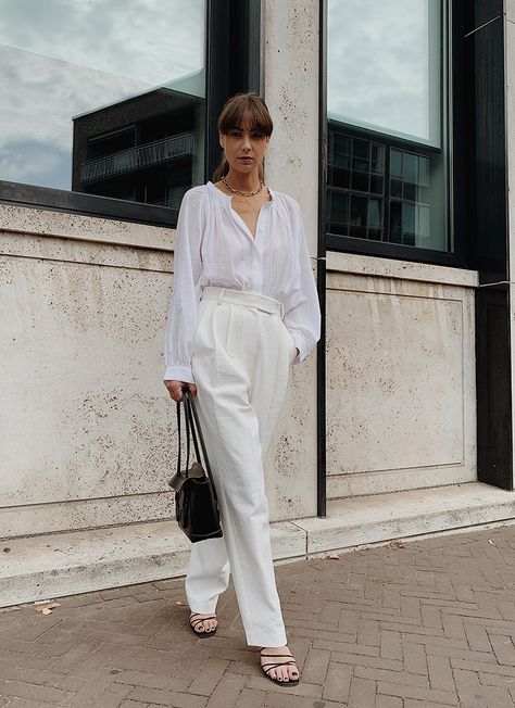 Oversized White — MODEDAMOUR Old Money Summer Outfits, Old Money Summer, Minimalist Moda, Chique Outfit, Style Parisienne, Colorful Outfits, Leather Strap Sandals, Beige Outfit, Winter Mode