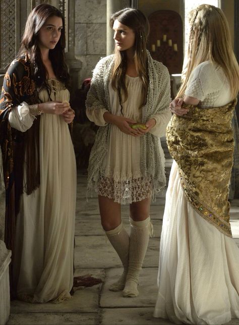 Medieval Nightgown, Kenna Reign, Reign Aesthetic, Best Tv Shows To Watch, Reign Outfits, Adeline Kane, Lady Kenna, Regency Core, Tv Shows To Watch