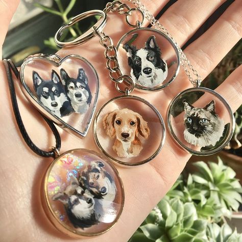 5 round or heart shaped keychains with clear middles with a tiny painting of a pet in the centre Dog Accesories, Resin Crafts Tutorial, Diy Resin Projects, Resin Jewelry Diy, Epoxy Resin Crafts, Epoxy Resin Art, Diy Resin Art, Dog Jewelry, Diy Resin Crafts