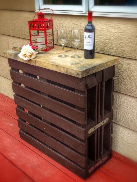 Bar Diy Ideas, Outdoor Wine Bar, Outdoor Pallet Projects, Pallet Bar Diy, Outdoor Pallet, Bar Diy, Bar Outdoor, Pallet Bar, Pallet Projects Furniture