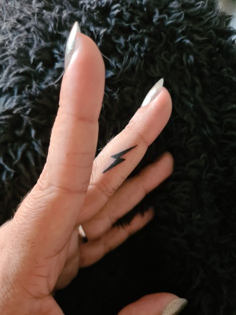 Lightning Finger Tattoo, Middle Finger Tattoo, Girly Hand Tattoos, Western Tattoo, Middle Finger Tattoos, Fineline Tattoos, Thumb Tattoos, Sunshine Tattoo, Lightning Tattoo