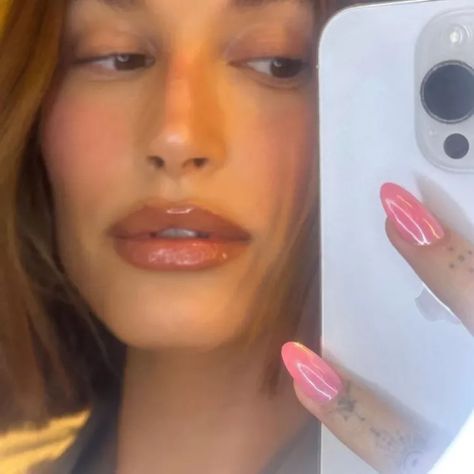 Hailey Bieber's 18 Best Nail Looks Solidify Her Status as a Manicure Icon Hayley Bieber Nails, Hailey Nails, Bubblegum Nails, Hailey Bieber Nails, Bieber Nails, Barbie Pink Nails, Neon Green Nails, Pink Chrome Nails, Amanda Lee