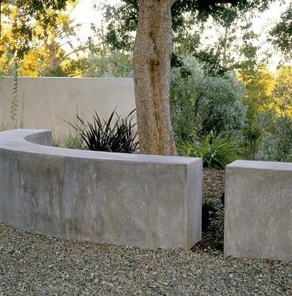 low garden wall as sculpture - pea gravel path - stucco wall in second color (background) Kidney Shaped Pool, Serenity Garden, Garden Wall Designs, Concrete Retaining Walls, Landscape Lighting Design, Garden Vines, Free Standing Wall, Stucco Walls, Walled Garden