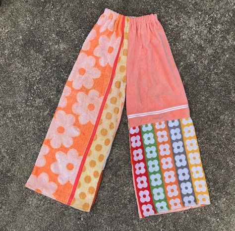 floral summer cute aesthetic soft pants pattern vintage aesthetic reworked upcycled fashion inspo Fashion Design Sewing Aesthetic, Upcycle Clothes Sewing, Homeade Clothes, Upcycled Fashion Diy Inspiration, Towel Pants, Home Sewing Projects, Crazy Clothes, Suzie Q, Ropa Upcycling