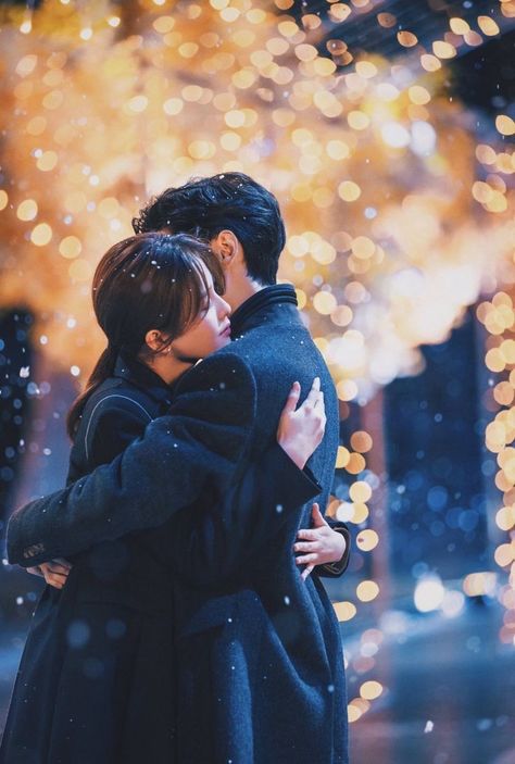 Chinese Couple Aesthetic, Sweet Hug, Korean Couple Photoshoot, Love Couple Images, Hugging Couple, Border Frame, Self Portrait Poses, Romantic Anime Couples, Cute Couple Wallpaper