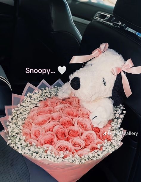 Snoopy Flower Bouquet, Snoopy Bouquet, Snoopy Gift Ideas, Eternal Bouquet Ideas, Hello Kitty Flower Bouquet, Girlfriend Proposal, Cute Bouquet, Snoopy Items, Handmade Greeting Card Designs