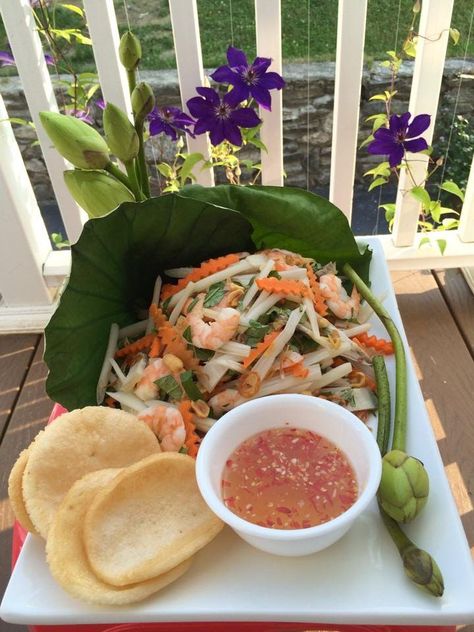 Party Food Items, Root Salad, Authentic Asian Recipes, Viet Food, Vietnam Food, Lotus Root, Reception Food, Australian Food, Vietnamese Cuisine