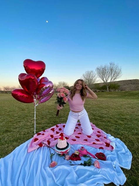 Valentines Photos Aesthetic, Valentine Picnic Photoshoot, Dates For Valentines Day, Galentines Picnic Outfit, Valentine’s Day Pictures Ideas, Valentine’s Day Picnic Photoshoot, Valentines Picnic Outfit, Cute Valentines Picnic Ideas, Outside Valentines Day Photoshoot