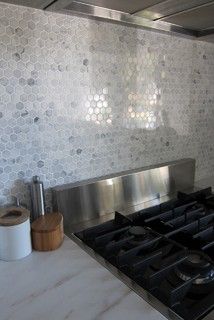 Hexagon marble backsplash - modern - kitchen - houston Grey Marble Kitchen, Hexagon Tile Backsplash, Hexagon Backsplash, Farmhouse Backsplash, 1950s Kitchen, Blue Backsplash, Kitchen Backsplash Designs, Marble Backsplash, Backsplash Designs