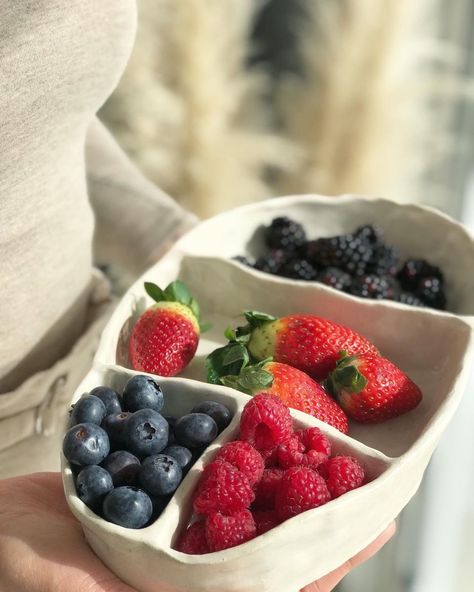 Snack Bowl Ceramic, Slabbing Pottery Project Ideas, Ceramic Tapas Dishes, Tapas Bowls Ceramics, Clay Snack Plate, Pottery Fruit Bowl Handmade, Snack Bowls Ceramic, Ceramics Ideas Pottery Bowl, Ceramics Fruit Bowl