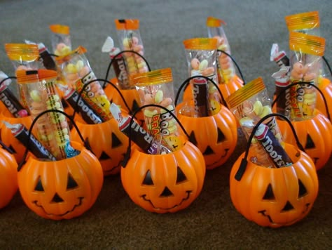 Whimsical Gift Ideas, Halloween Party Favors For Kids, Last Minute Halloween Party, Halloween Classroom Treats, Halloween Sleepover, Halloween First Birthday, Halloween School Treats, Halloween Basket, Candy Ideas