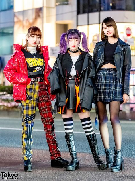 Harajuku Girl Trio in Streetwear Styles w/ Plaid Punk Pants, Flame Print Shirt & Plaid Skirt Japan Street Fashion, Harajuku Girl, Harajuku Punk, Japan Fashion Street, Punk Pants, Harajuku Street, Harajuku Fashion Street, Streetwear Styles, 일본 패션