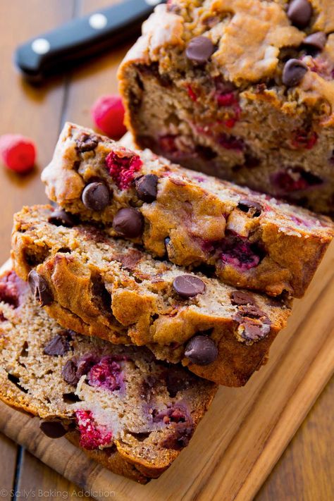 Dark Chocolate Chip Raspberry Banana Bread - Sally's Baking Addiction Raspberry Banana Bread, Brown Sugar Banana Bread, Homemade Banana Bread Recipe, Raspberry Bread, Raspberry Banana, Homemade Banana Bread, Raspberry Chocolate, Sally's Baking, Chocolate Banana Bread