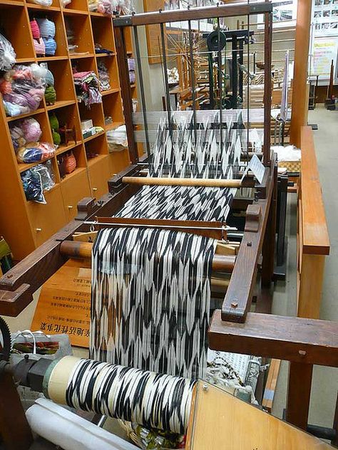 Weave Installation, Ikat Weaving, Weaving Loom Diy, Tenun Ikat, Rigid Heddle Weaving, Craft Day, Textile Crafts, Weaving Textiles, Weaving Projects