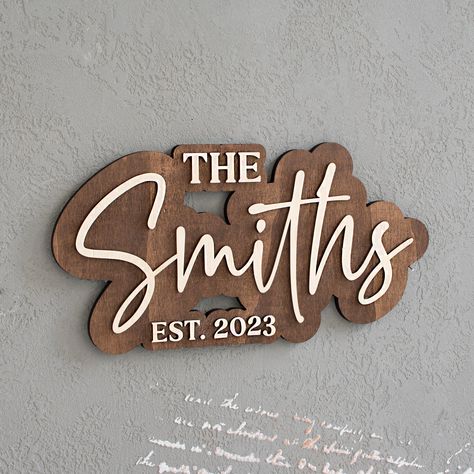 Wooden Sign With Last Name, Family Wood Sign, Wedding Wooden Signs, Wedding Last Name Signs, Last Name Wedding Signs, Family Name Sign Diy, Family Name Signs Wood, Wedding Backdrop Pallet, House Name Plate Design