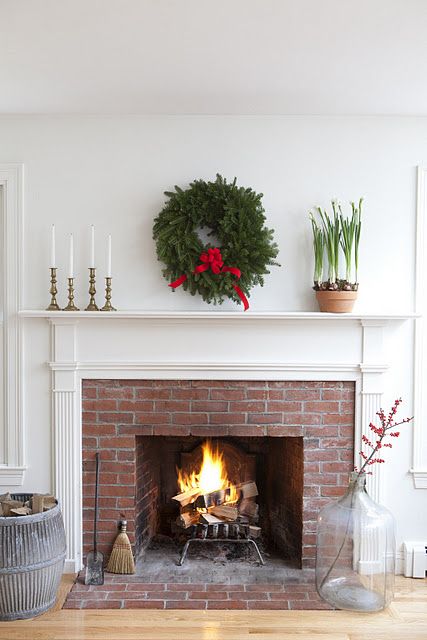 Beautiful, simple Christmas mantle Red Brick Fireplace, Fireplace Decor Ideas, Red Brick Fireplaces, Gorgeous Fireplaces, Mantel Decorating, Wood Fireplace Mantel, Fireplace Mantel Decor, Traditional Fireplace, Faux Fireplace