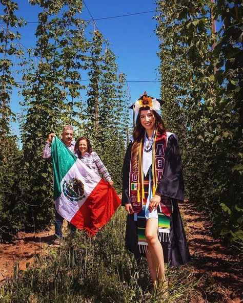 Graduation Outfit Ideas Mexican, Hispanic Heritage Month Photoshoot, Mexican Flag Graduation Pictures, Cultural Graduation Pictures, Hispanic Graduation Pictures, Mexican Grad Pics, Chicana Graduation Pictures, Senior Pictures Mexican, Senior Picture Ideas Latina