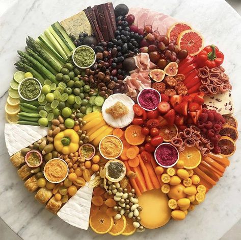 Simple Cheese Platter, Rainbow Party Food, Weekend Snacks, Cheese Display, Whole Foods Vegan, Vegetable Platter, Picnic Inspiration, Snack Platter, Relish Trays