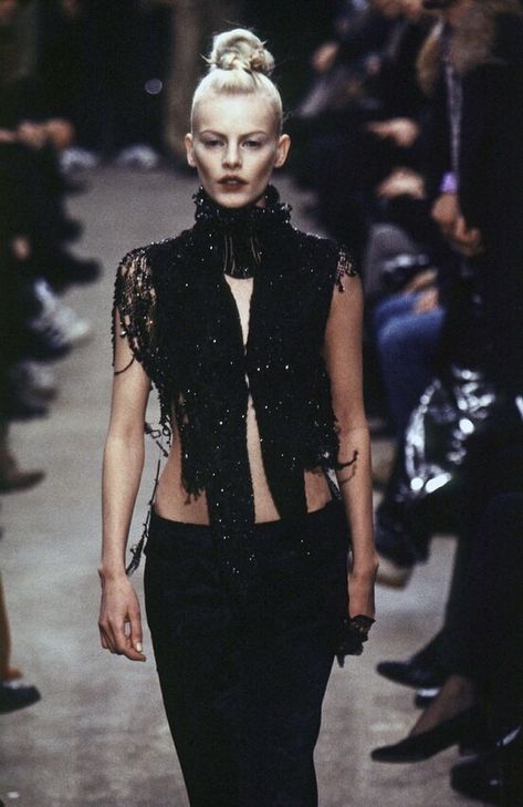 Alexander McQueen - Fall 1996 RTW Mcqueen 90s, Alexander Mcqueen 90s, Runway 90s, Mcqueen Runway, Alexander Mcqueen Runway, Soul Fashion, Alexander Mcqueen Savage Beauty, Goth Chic, Juliette Binoche