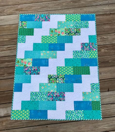 Colchas Quilting, Tshirt Quilt, Lap Quilts, Beginner Quilt Patterns, Jellyroll Quilts, Easy Quilt Patterns, Layer Cakes, Boy Quilts, Quilting For Beginners