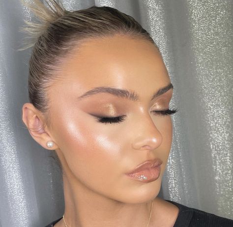 Soft Glam Winged Liner, Super Glowy Makeup, Wedding Party Makeup Ideas, Gold Makeup Looks Natural, Soft Gold Makeup, Natural Glam Makeup Looks, Best Makeup Looks, Natural Prom Makeup, Inspo Makeup