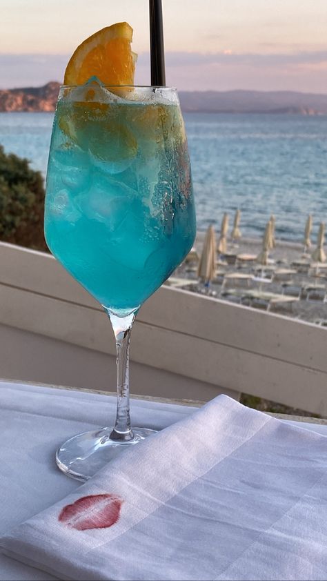 Blue Alcoholic Drinks Aesthetic, Blue Alcoholic Drinks, Pretty Alcoholic Drinks, Cocktails To Try, Beach Drinks, Alcohol Aesthetic, Blue Cocktails, Fancy Drinks, Pretty Drinks