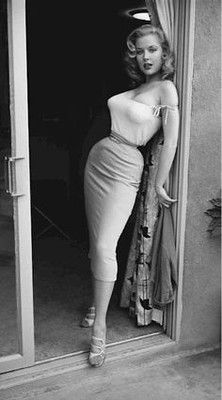 Betty Brosmer, Arte Pin Up, Pin Up Poses, Pin Up Vintage, Bullet Bra, Vintage Pin Up, Vintage Couture, 1940s Fashion, Black White Photos