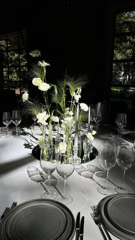 Create an unforgettable atmosphere at your wedding with an elegant table setting in white! Snow-white tablecloths, exquisite porcelain plates and delicate floral arrangements will make your holiday truly magical. Add some gold or silver accents for a touch of luxury and finish off the look with stylish candles. Every detail matters! #Wedding #TableSetting #Aesthetics #WhiteColor #WeddingDecor #WeddingIdeas #WeddingInspiration #StylishWedding  #TableDecor #WeddingFlowers #Elegance High Class Wedding, Wedding Tablesetting, Moody Wedding Flowers, Gray Wedding, Moody Wedding, Wedding Set Up, Elegant Table Settings, Venue Decor, Dream Wedding Ideas Dresses