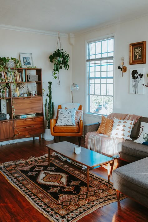 Small Home Office Design Guest Room, Cognac Couch Living Room Ideas Bohemian, Spanish Meditteranean Interior, Adventure Home Decor, Retro Style Home Decor, Granola Decor, Compact Living Inspiration, Living Room Inspiration Vintage, Knitting Chair