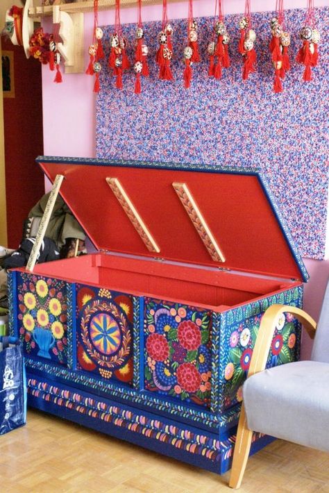 Trunk Makeover, Wooden Trunk, Painted Trunk, Trunk Boxes, Wooden Trunks, Removable Shelves, Decoration Originale, Wooden Chest, Funky Painted Furniture