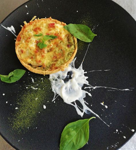 quiche Lorraine, smoked pancetta, gruyere cheese Quiche Plating Presentation, Quiche Presentation Ideas, Quiche Plating, Quiche Presentation, Pastry Presentation, Chicken Quiche, Food Presentation Plates, Mushroom Quiche, Gourmet Food Plating