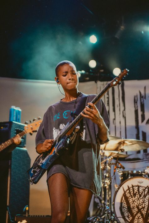 Willow Smith Guitar, Willow Smith Music, Bass Guitarist, Willow Smith, Anatomy Poses, Afro Punk, Girls Play, Black Excellence, Woman Crush