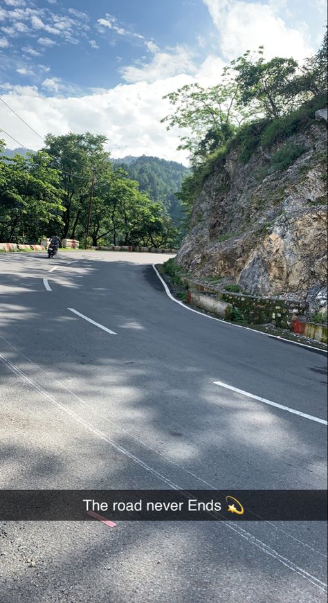 roads snap ideas ❤️🛣️ Mount Abu Photography Poses, Mount Abu Snap, Road Trip Aesthetic Couple, Mussoorie Snap, Road Pics Aesthetic, Road Snapchat, Dehradun Snap, Road Trip Snap, Gurgaon Snap