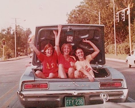 Vintage Sorority Pictures, Chi Omega Aesthetic, Chi Omega Recruitment, Sorority Aesthetic, Vintage Sorority, Vintage Sisters, Sorority Pictures, Sorority Themes, Vintage Road Trip