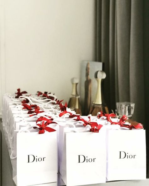 Elegant Gift Wrapping Classy, Luxury Party Favors, Luxury Birthday Party, Dior Party, Dior Gift, Wedding Doorgift, Luxury Birthday Gifts, Elegant Gift Wrapping, Party Favors For Adults