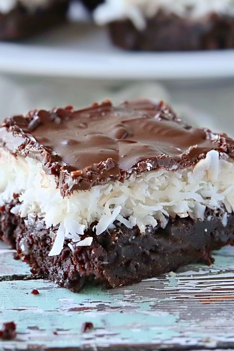 Coconut Mounds Brownies - An Organized Chaos Mounds Candy Bar Brownies, Mounds Brownies, Brownies With Coconut, Mounds Bars Recipe, Boxed Brownie Recipes, Mounds Cake, Mounds Candy, Chocolate Chip Frosting, Coconut Brownies