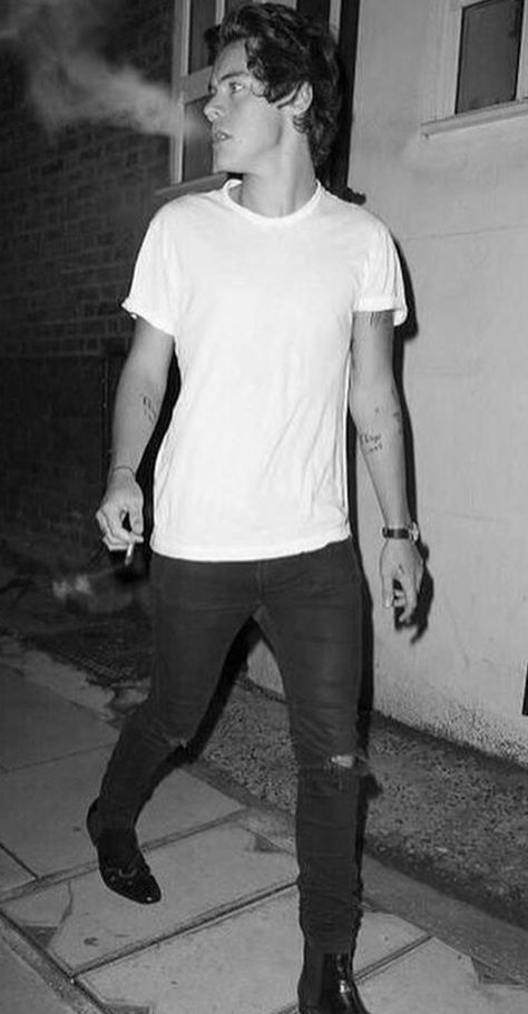 I know this is Photoshop bc Hazza does NOT smoke, but I like it regardless ;) Harry Styles Dark, Frat Boy Harry Styles, Dark Harry, Harry Styles 2013, Gambar One Direction, Harry Styles Hot, Harry 1d, Harry Styles Aesthetic, Harry Styles Imagines