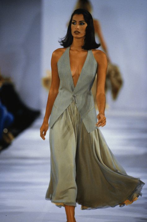 These 90s Runway Looks Will Inspire Your Spring Style | Visual Therapy Yasmeen Ghauri, Models 90s, 90s Runway, 90s Runway Fashion, Runway Fashion Couture, Vintage Runway, Original Supermodels, Runway Outfits, 90s Model