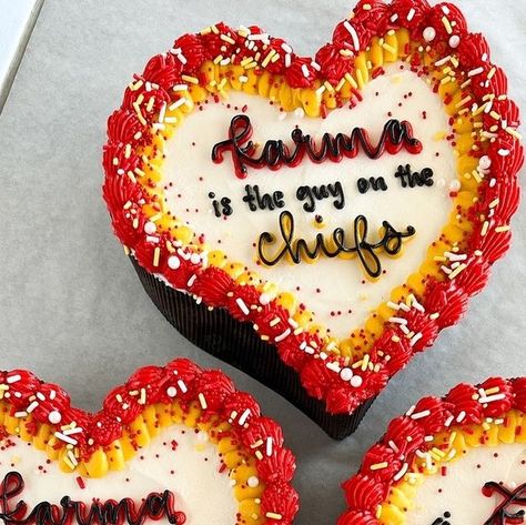 Dolce Bakery on Instagram: "I don’t know about you, but I’m feeling like it’s about time for a CHIEFS WIN! 🫶🏈🏟️ ⠀⠀⠀⠀⠀⠀⠀⠀⠀ LAST CALL FOR GAME DAY TREATS! ⠀⠀⠀⠀⠀⠀⠀⠀⠀ Shop our Chiefs Menu before midnight to get your orders in for this weekend’s big game against the Chargers! Travis Kelce heart cakes, Andy Reid sugar cookies, & ALL the Swiftie x Chiefs sweetness awaits! ❤️💛" Kansas City Chiefs Birthday Cake Ideas, Chiefs Cookie Cake, Superbowl Party Desserts, Game Day Treats, Football Themed Food, Chiefs Win, Superbowl Cake, Football Cakes, Taylor Swift Cake