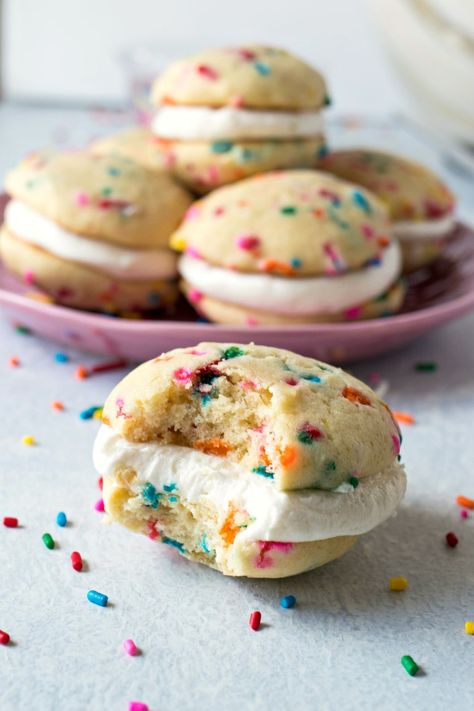 Whoopie Pies Recipe, Whoopee Pie, Fluffy Vanilla Cake, Birthday Cake Alternatives, Whoopie Pie Recipe, Almond Shortbread Cookies, Whoopie Pie, Mince Pie, Raspberry Almond