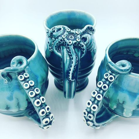 Ocean Pottery, Hand Pottery, Sculpting Inspiration, Beautiful Dinnerware, Octopus Ocean, Dinnerware Pottery, Painting Pottery, Pottery Lessons, Clay Cup