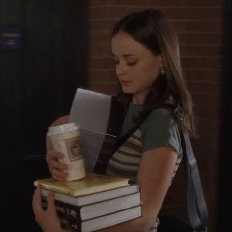 Rory Gilmore With Books, Rory Gilmore Books Aesthetic, Woman Studying Aesthetic, School Photo Ideas Aesthetic, Rory Studying Aesthetic, Study Vision Board Photos, People Studying Aesthetic, Rory Gilmore Crying, Gilmore Girls Study Aesthetic