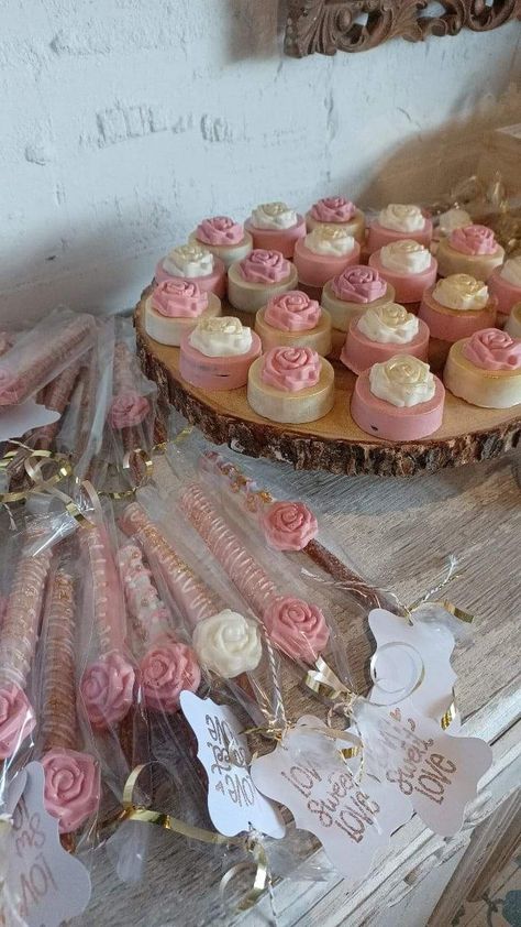 Pink And Gold Chocolate Covered Oreos, Pink And White Chocolate Covered Oreos, Rose Gold Treats, Wedding Treats Table, Party Snack Table, Elena Birthday Party, White Chocolate Covered Oreos, Rose Gold Quince, Bridal Shower Treats