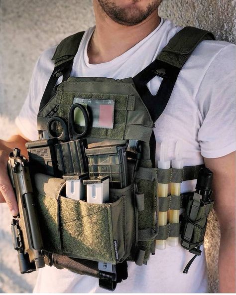 Crye JPC 2.0 with micro rig. Maybe I'm crazy, but when I wear the #platecarrier, I can feel vibes much more than when I grab a firearm. Crye Jpc 2.0, Crye Jpc Setup, Crye Jpc, Tactical Gear Storage, Army Vest, Battle Belt, Tactical Kit, Combat Medic, Tactical Helmet