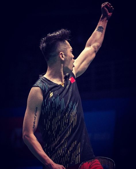 Super Dan celebrates! Lin Dan Wallpaper, Lindan Badminton, Lin Dan Badminton, Lin Dan, Badminton Pictures, Chen Long, Badminton Photos, Sporting Legends, Sport Poster