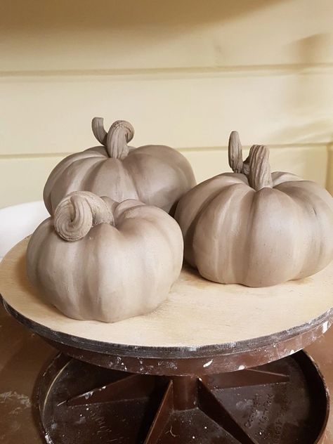 Fall Clay Sculptures, Pinch Pot Pumpkins, Diy Clay Pumpkin, Fall Clay Projects, Ceramic Pumpkins Pottery, Clay Pumpkin Diy, Clay Fall Decor, Air Dry Clay Pumpkins, Fall Clay Ideas