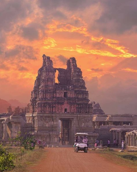 📍Vittala Temple Hampi, India ❤️ 📷: @shivkumar07(IG) ❤️ 👉https://www.instagram.com/shivkumar07/?hl=en . . #india #visitindia #indiatourism #indiatrip #travel #photography #artandall #architecture Hampi Photography, Hampi India, India Photography, Hampi, Karaoke Songs, Art And Architecture, Karaoke, Monument Valley, Monument