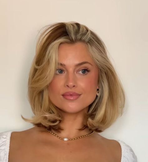 Short Hair Blowout Aesthetic, 90s Layer Haircut Short, Short Hair Movie Characters, Nineties Bob Haircut, Blowout Bob With Bangs, Short Blonde Bridesmaid Hair, French Hair Short, Pretty Bob Hairstyles, 90s Short Hair Bob